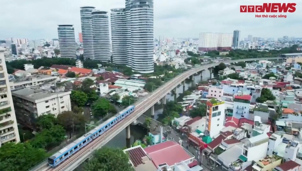 Metro số 1 vận hành thử nghiệm lần cuối, người dân TP.HCM háo hức đi trải nghiệm